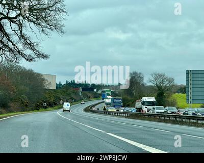 Ipswich, Suffolk - 14 février 2024 : retards importants sur l'A14 en direction ouest à Nacton. Route fermée en raison d'un incident géré par la police. La direction est de l'A14 est dégagée. Banque D'Images