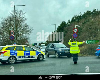 Ipswich, Suffolk - 14 février 2024 : retards importants sur l'A14 en direction ouest à Nacton. Route fermée en raison d'un incident géré par la police. Banque D'Images