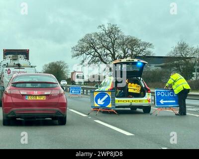 Ipswich, Suffolk - 14 février 2024 : retards importants sur l'A14 en direction ouest à Nacton. Route fermée en raison d'un incident géré par la police. Banque D'Images