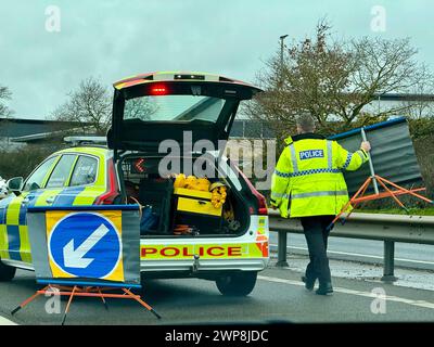 Ipswich, Suffolk - 14 février 2024 : retards importants sur l'A14 en direction ouest à Nacton. Route fermée en raison d'un incident géré par la police. Banque D'Images