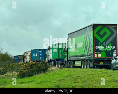 Ipswich, Suffolk - 14 février 2024 : retards importants sur l'A14 en direction ouest à Nacton. Route fermée en raison d'un incident géré par la police. Banque D'Images