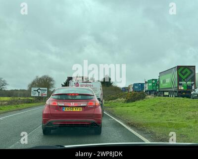 Ipswich, Suffolk - 14 février 2024 : retards importants sur l'A14 en direction ouest à Nacton. Route fermée en raison d'un incident géré par la police. Banque D'Images