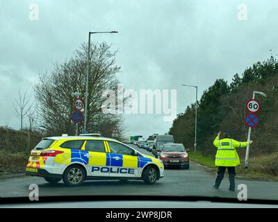 Ipswich, Suffolk - 14 février 2024 : retards importants sur l'A14 en direction ouest à Nacton. Route fermée en raison d'un incident géré par la police. Banque D'Images