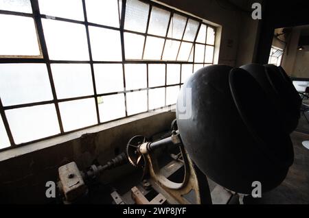 Les vieilles machines à l'intérieur d'un ancien bâtiment industriel abandonné Banque D'Images