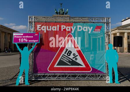 Journée de l'égalité salariale vor dem Brandenburger Tor 2024-03-06 Deutschland, Berlin - Journée de l'égalité salariale 2024. Logo und transparent auf der Kundgebung von DGB und Sozialverbänden auf dem Pariser Platz vor dem Brandenburger Tor. *** Journée de l'égalité salariale devant la porte de Brandebourg 2024 03 06 Allemagne, Berlin Journée de l'égalité salariale 2024 logo et bannière au rassemblement de la DGB et des organisations sociales sur la Pariser Platz devant la porte de Brandebourg Banque D'Images