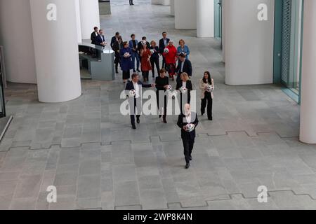 Bundeskabinett huldigt Fußball-EM 2024-03-06 Deutschland, Berlin - Das Bundeskabinett mit Kanzler Olaf Scholz SPD an der Spitze posiert im Kanzleramt mit Fußbällen und dem logo angesichts 100 Tagen bis zum Beginn der Fußball-Europameisterschaft, die in Deutschland ausgetragen wird.. *** Le Cabinet fédéral rend hommage au Championnat d'Europe de football 2024 03 06 Allemagne, Berlin le Cabinet fédéral, dirigé par le Chancelier Olaf Scholz SPD, pose à la Chancellerie avec des ballons de football et le logo en vue des 100 jours précédant le début du Championnat d'Europe de football, qui se tiendra en Allemagne Banque D'Images