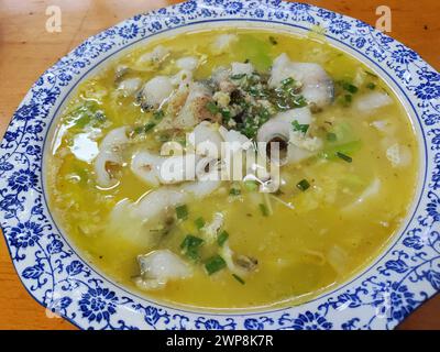 tranche de poisson avec chou aigre dans la soupe jaune avec des légumes Banque D'Images