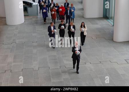 Bundeskabinett huldigt Fußball-EM 2024-03-06 Deutschland, Berlin - Das Bundeskabinett mit Kanzler Olaf Scholz SPD an der Spitze posiert im Kanzleramt mit Fußbällen und dem logo angesichts 100 Tagen bis zum Beginn der Fußball-Europameisterschaft, die in Deutschland ausgetragen wird.. *** Le Cabinet fédéral rend hommage au Championnat d'Europe de football 2024 03 06 Allemagne, Berlin le Cabinet fédéral, dirigé par le Chancelier Olaf Scholz SPD, pose à la Chancellerie avec des ballons de football et le logo en vue des 100 jours précédant le début du Championnat d'Europe de football, qui se tiendra en Allemagne Banque D'Images