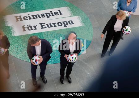 Bundeskabinett huldigt Fußball-EM 2024-03-06 Deutschland, Berlin - Das Bundeskabinett mit Kanzler Olaf Scholz SPD an der Spitze posiert im Kanzleramt mit Fußbällen und dem logo angesichts 100 Tagen bis zum Beginn der Fußball-Europameisterschaft, die in Deutschland ausgetragen wird.. *** Le Cabinet fédéral rend hommage au Championnat d'Europe de football 2024 03 06 Allemagne, Berlin le Cabinet fédéral, dirigé par le Chancelier Olaf Scholz SPD, pose à la Chancellerie avec des ballons de football et le logo en vue des 100 jours précédant le début du Championnat d'Europe de football, qui se tiendra en Allemagne Banque D'Images