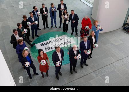 Bundeskabinett huldigt Fußball-EM 2024-03-06 Deutschland, Berlin - Das Bundeskabinett mit Kanzler Olaf Scholz SPD an der Spitze posiert im Kanzleramt mit Fußbällen und dem logo angesichts 100 Tagen bis zum Beginn der Fußball-Europameisterschaft, die in Deutschland ausgetragen wird.. *** Le Cabinet fédéral rend hommage au Championnat d'Europe de football 2024 03 06 Allemagne, Berlin le Cabinet fédéral, dirigé par le Chancelier Olaf Scholz SPD, pose à la Chancellerie avec des ballons de football et le logo en vue des 100 jours précédant le début du Championnat d'Europe de football, qui se tiendra en Allemagne Banque D'Images