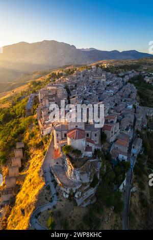 Vue aérienne de l'ancienne ville de Petralia Soprana, construite sur une falaise, au coucher du soleil. Palerme district, Sicile, Italie. Banque D'Images