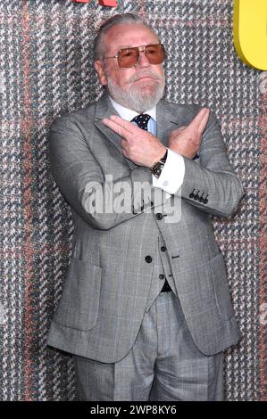 Ray Winstone BEI der Premiere der Netflix-Serie The Gentlemen im Theatre Royal Drury Lane. Londres, 05.03.2024 *** Ray Winstone à la première de la série Netflix The Gentlemen au Theatre Royal Drury Lane Londres, 05 03 2024 Foto:xS.xVasx/xFuturexImagex Gentlemen 4438 Banque D'Images