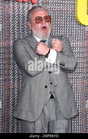 Ray Winstone BEI der Premiere der Netflix-Serie The Gentlemen im Theatre Royal Drury Lane. Londres, 05.03.2024 *** Ray Winstone à la première de la série Netflix The Gentlemen au Theatre Royal Drury Lane Londres, 05 03 2024 Foto:xS.xVasx/xFuturexImagex Gentlemen 4439 Banque D'Images