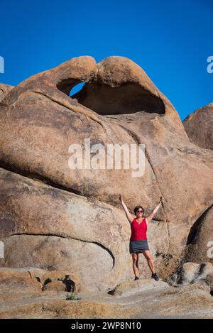 Photo de paysage des collines colorées et accidentées de l'Alabama, en Californie, avec une femme d'âge moyen dans un sommet rouge debout au premier plan. Banque D'Images