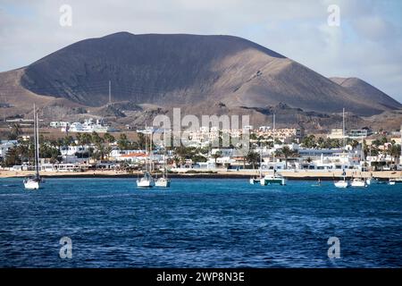 Plages et vieille ville de corralejo en face du volcan Bayuyo volcan Fuerteventura, îles Canaries, espagne Banque D'Images