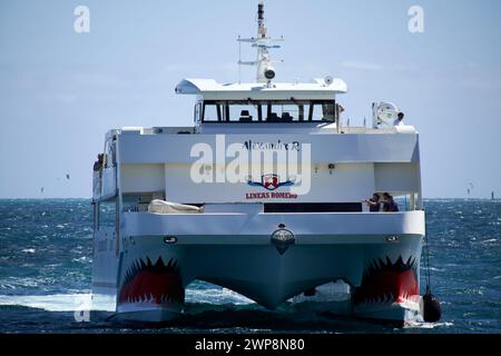 alexandro R lineas romero ferry rapide entre lanzarote et Fuerteventura tirant vers le port de corralejo, îles Canaries, espagne Banque D'Images