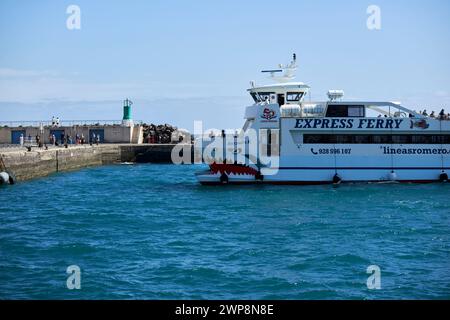 alexandro R lineas romero ferry rapide entre lanzarote et Fuerteventura tirant vers le port de corralejo, îles Canaries, espagne Banque D'Images