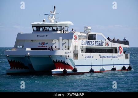 alexandro R lineas romero ferry rapide entre lanzarote et Fuerteventura tirant vers le port de corralejo, îles Canaries, espagne Banque D'Images