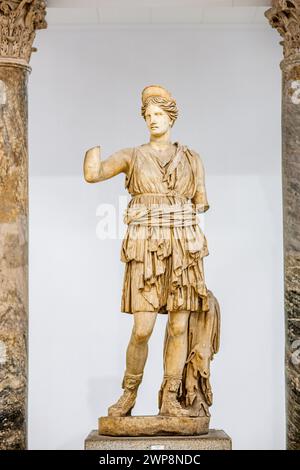 Statue romaine du IIe siècle de Diane exposée au musée archéologique de Séville. Banque D'Images