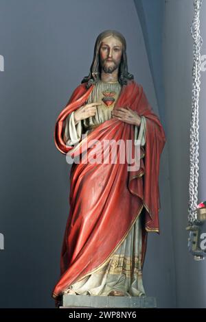 Sacré cœur de Jésus, statue sur le maître-autel de l'église paroissiale Saint Dominique à Konjscina, Croatie Banque D'Images