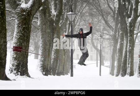 05/02/13 Matt Stevens, 19 ans, pratique la slackline à travers une ligne tendue entre les arbres à Buxton, Derbyshire lors de fortes chutes de neige. 'La neige donne un s. Banque D'Images