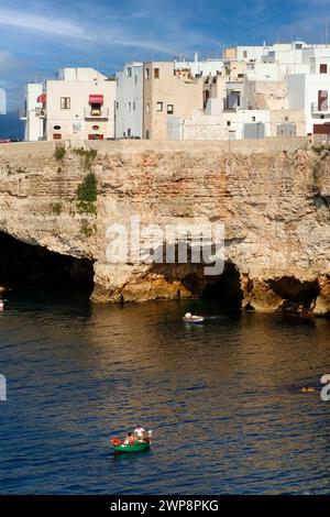 Italie Pouilles Polignano a Mare (BA) : vue sur la côte avec le village Grotta Palazzese Banque D'Images
