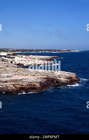 Italie Pouilles Polignano a Mare (BA) : vue sur la côte Banque D'Images