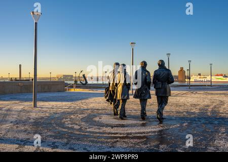 Le mémorial des Beatles au Pier Head Liverpool Merseyside par un matin d'hiver enneigé Banque D'Images