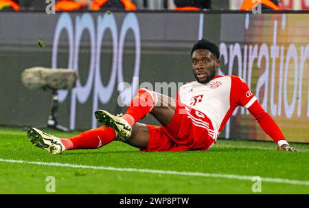 05.03.2024, Fussball UEFA Championsleague 2023 2024 : Achtelfinale, FC Bayern München - Lazio ROM, in der Allianz-Arena München. Alphonso Davies FC Bayern München am Boden. ***Les règlements DFL et DFB interdisent toute utilisation de photographies comme séquences d'images et/ou quasi-vidéo.*** 05.03.2024. Championsleague, FCB-Lazio ROM 05.03.2024. Championsleague, FCB-Lazio ROM *** 05 03 2024, Football UEFA Championsleague 2023 2024 Round of 16, FC Bayern Munich Lazio Rome, à l'Allianz Arena Munich Alphonso Davies FC Bayern Munich sur le terrain les règlements DFL et DFB interdisent toute utilisation de photographies comme image SEQ Banque D'Images