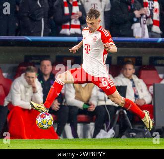 05.03.2024, Fussball UEFA Championsleague 2023 2024 : Achtelfinale, FC Bayern München - Lazio ROM, in der Allianz-Arena München. Joshua Kimmich FC Bayern München am Ball ***les règlements DFL et DFB interdisent toute utilisation de photographies comme séquences d'images et/ou quasi-vidéo.*** 05.03.2024. Championsleague, FCB-Lazio ROM 05.03.2024. Championsleague, FCB-Lazio ROM *** 05 03 2024, Football UEFA Championsleague 2023 2024 Round of 16, FC Bayern Munich Lazio Rome, à l'Allianz Arena Munich Joshua Kimmich FC Bayern Munich sur le ballon les règlements DFL et DFB interdisent toute utilisation de photographies comme séquences d'images Banque D'Images