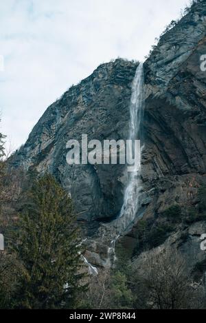 Chute d'eau rocheuse en France au printemps. Photo de haute qualité Banque D'Images