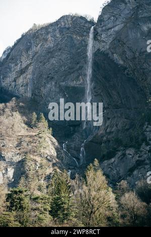 Chute d'eau rocheuse en France au printemps. Photo de haute qualité Banque D'Images