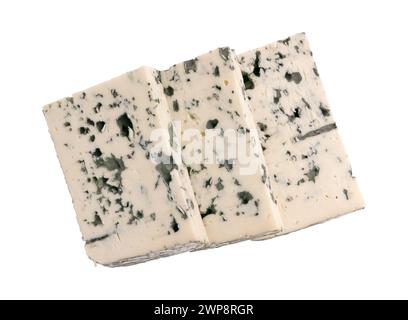 fromage de moule bleu isolé sur fond blanc avec chemin de découpage, trois morceaux de fromage avec moisissure Banque D'Images