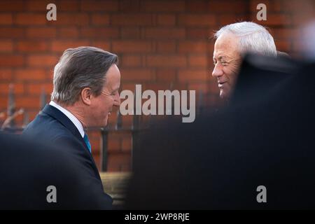 Benny Gantz (à droite), général à la retraite et membre du cabinet de guerre israélien, arrive à Carlton Gardens, dans le centre de Londres, pour rencontrer le ministre des Affaires étrangères Lord David Cameron (à gauche). Date de la photo : mercredi 6 mars 2024. Banque D'Images