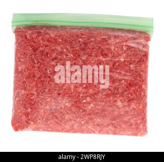 la viande hachée dans un sac en plastique transparent isolé sur fond blanc avec chemin de découpage, le porc et le bœuf frais forcemeat est prêt pour la congélation ou la vente Banque D'Images