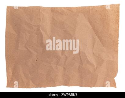 feuille de papier de cuisson brune isolée sur fond blanc, vue de dessus, parchemin pour la cuisson culinaire, morceau de texture de papier froissé ou froissé Banque D'Images