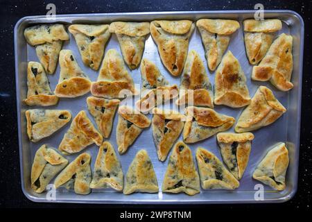 pâtisseries farcies cuites sur fond de marbre noir prêt à être servi et déplacé du plateau en aluminium aux bols sur la table du dîner ou dans le sac à dos des enfants de l'école Banque D'Images