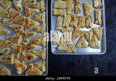 pâtisseries farcies cuites sur fond de marbre noir prêt à être servi et déplacé du plateau en aluminium aux bols sur la table du dîner ou dans le sac à dos des enfants de l'école Banque D'Images