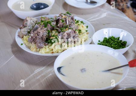 Mansaf jordanien sur la table familiale pour le dîner prêt à être mangé semble chaud et frais avec de la viande et des amandes garniture Banque D'Images