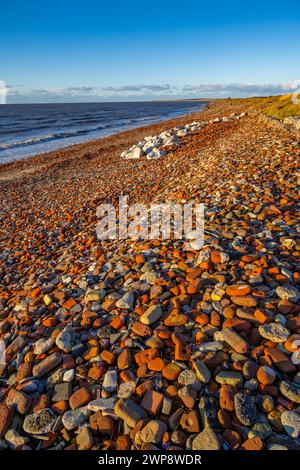 Des gravats de briques et de pierres provenant du Liverpool Blitz se sont répandus sur la plage de Crosby, Merseyside. Banque D'Images