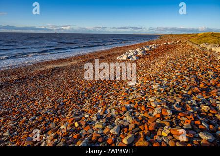 Des gravats de briques et de pierres provenant du Liverpool Blitz se sont répandus sur la plage de Crosby, Merseyside. Banque D'Images