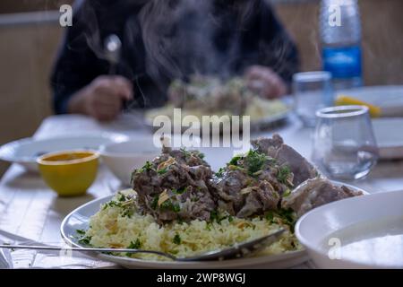 vapeur de mansaf fraîche chaude avec les mains autour de lui prêt à être mangé sur la table familiale pour iftar Banque D'Images