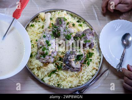 Mansaf jordanien sur la table familiale pour le dîner prêt à être mangé semble chaud et frais avec de la viande et des amandes garniture Banque D'Images