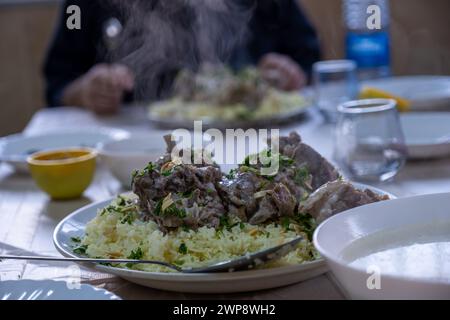 vapeur de mansaf fraîche chaude avec les mains autour de lui prêt à être mangé sur la table familiale pour iftar Banque D'Images