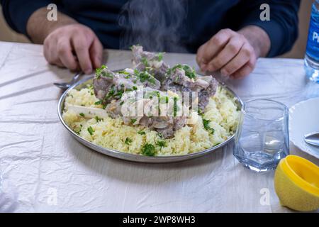 vapeur de mansaf fraîche chaude avec les mains autour de lui prêt à être mangé sur la table familiale pour iftar Banque D'Images