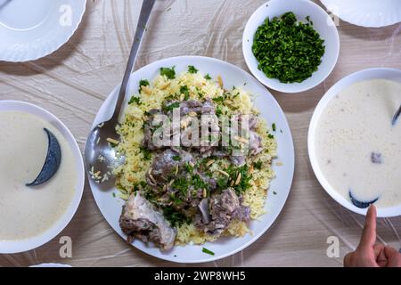 Mansaf jordanien sur la table familiale pour le dîner prêt à être mangé semble chaud et frais avec de la viande et des amandes garniture Banque D'Images