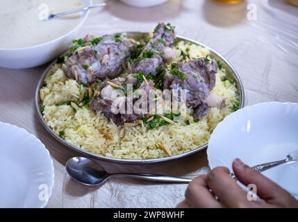 mansaf et jameed servis sur table, avec espace de copie Banque D'Images