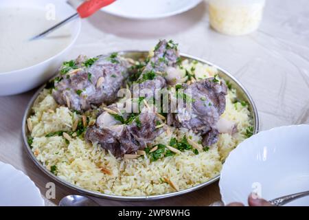 Mansaf jordanien sur la table familiale pour le dîner prêt à être mangé semble chaud et frais avec de la viande et des amandes garniture Banque D'Images