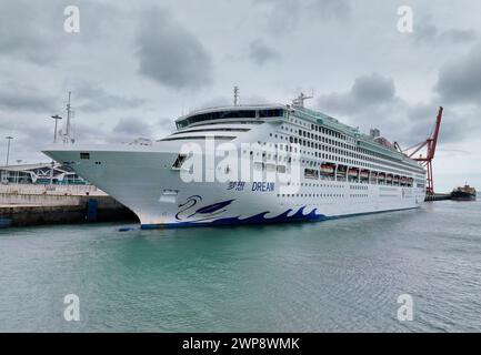 (240306) -- PINGTAN, 6 mars 2024 (Xinhua) -- Une photo de drone prise le 6 mars 2024 montre le navire de croisière "Dream" amarrant au centre international de croisières à Pingtan, dans la province du Fujian, au sud-est de la Chine. Le navire de croisière international "Dream", qui a navigué pour un voyage de trois jours et deux nuits au Japon, est parti mercredi d'un centre de croisière international à Pingtan, dans la province du Fujian, dans le sud-est de la Chine, marquant l'opération officielle de la première ligne internationale avec Pingtan comme port d'attache. Ces dernières années, le comté insulaire de Pingtan a donné plein jeu aux avantages de la RES insulaire Banque D'Images