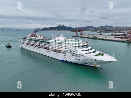 (240306) -- PINGTAN, 6 mars 2024 (Xinhua) -- une photo de drone aérien prise le 6 mars 2024 montre le navire de croisière "Dream" quittant le centre de croisière international de Pingtan, dans la province du Fujian, au sud-est de la Chine. Le navire de croisière international "Dream", qui a navigué pour un voyage de trois jours et deux nuits au Japon, est parti mercredi d'un centre de croisière international à Pingtan, dans la province du Fujian, dans le sud-est de la Chine, marquant l'opération officielle de la première ligne internationale avec Pingtan comme port d'attache. Au cours des dernières années, le comté insulaire de Pingtan a donné plein jeu aux avantages de l'île Banque D'Images